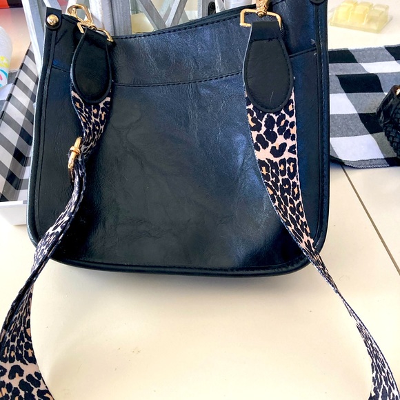 Be in style with this shoulder / crossbody bag!!! Never used. Cute faux leather. - Picture 2 of 6